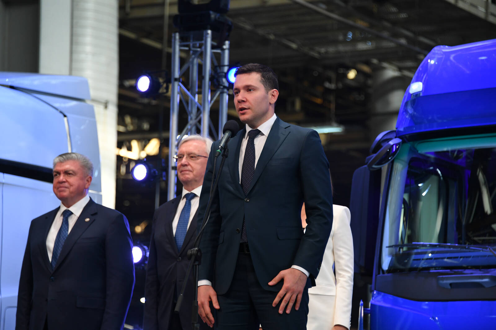 Алиханов протестировал челнинский грузовик и приехал к рабочим на завод Алиханов протестировал челнинский грузовик и приехал к рабочим на завод