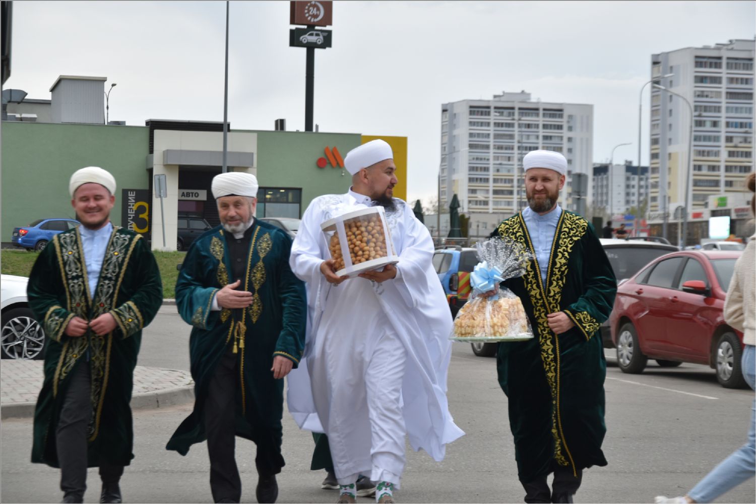Наиль Магдеев и имамы города пришли на пасхальный ужин с чак-чаком (фото)