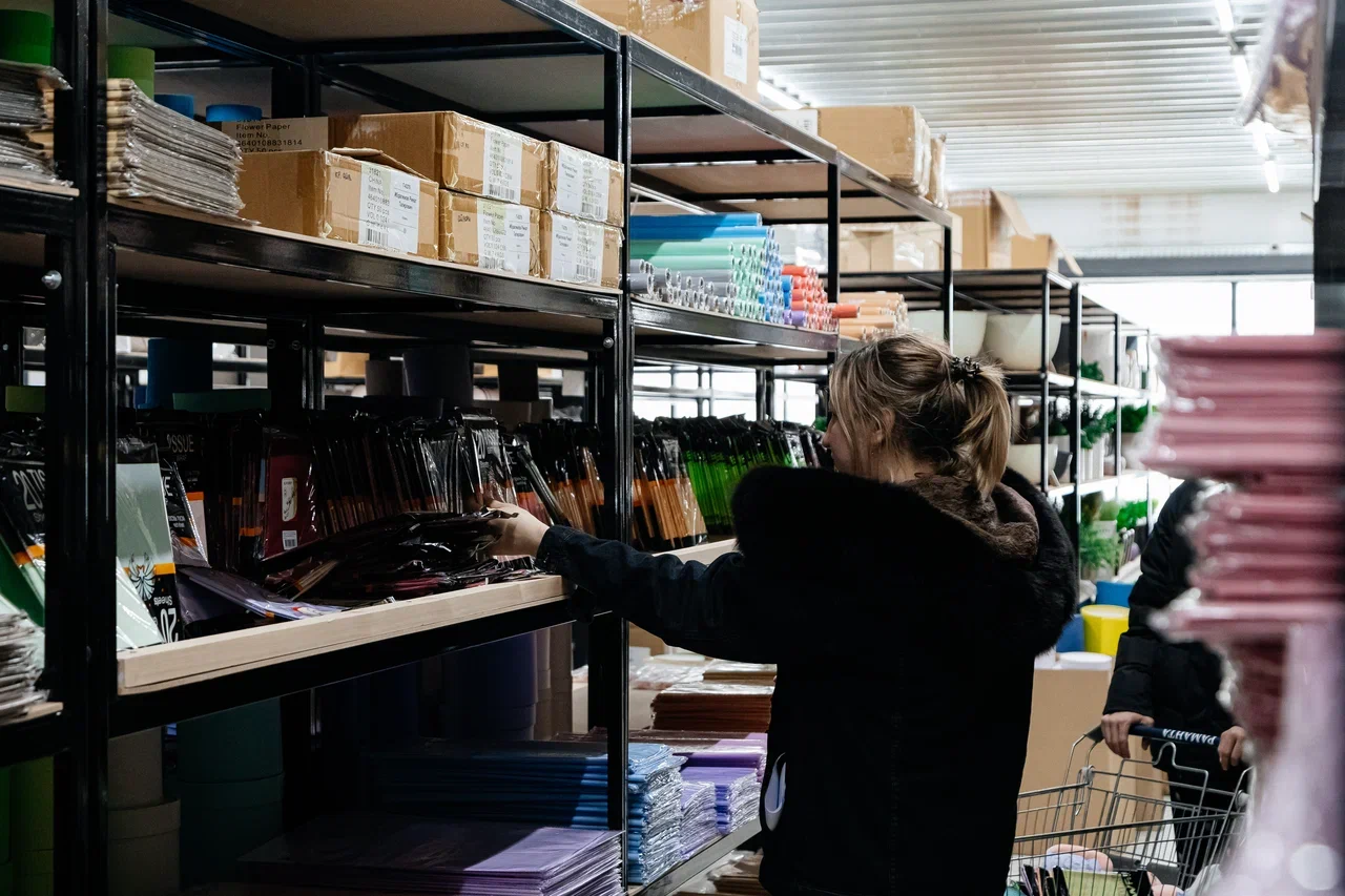 У игроков цветочного рынка ажиотаж – товар разбирают по пути на склад (фото) У игроков цветочного рынка ажиотаж – товар разбирают по пути на склад (фото)