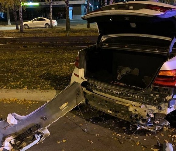 Пьяный лихач на BMW снес остановку и парализовал движение трамваев