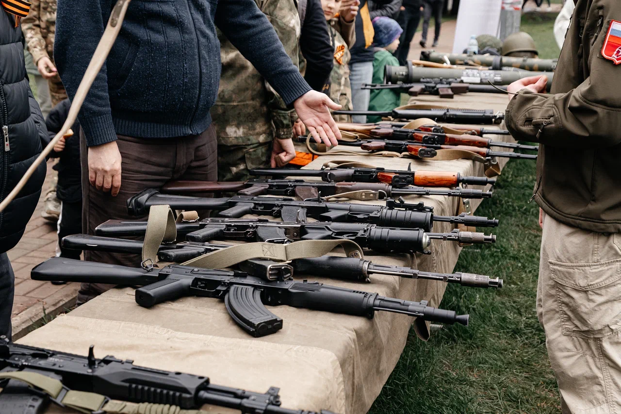 Фото: в День Победы в Челнах угощают солдатской кашей и учат плести сети