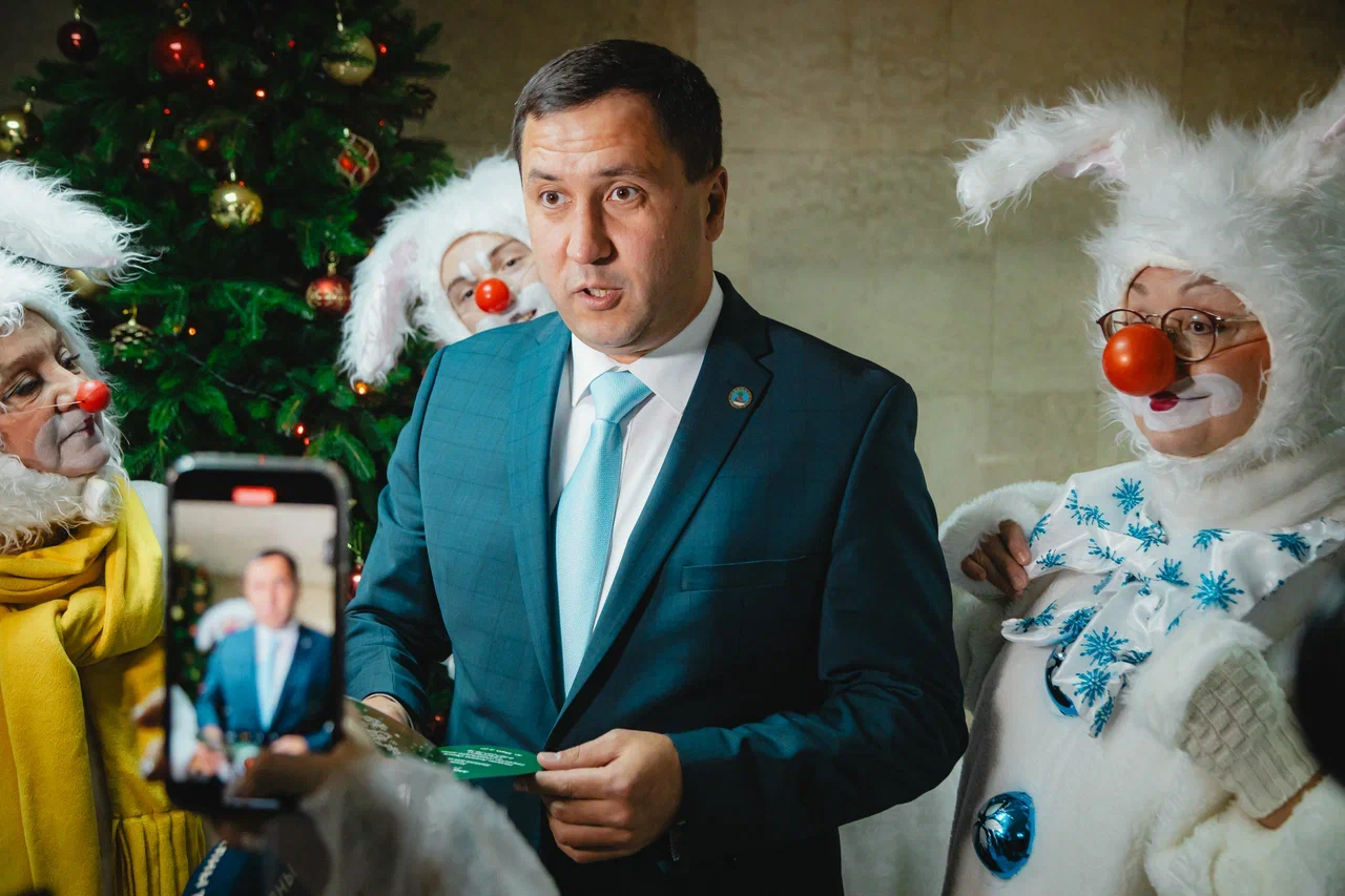 Какие просьбы детей достались депутатам на «Елке желаний» (фото)