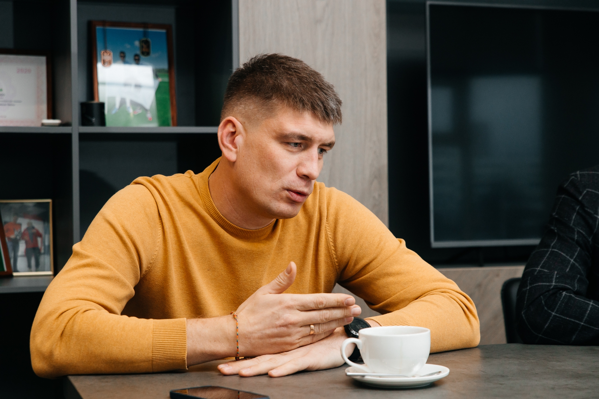 «Это серьезный опыт. Представьте дорогу в тайге в 400 км с бездорожьем. На середине - наше производство»
