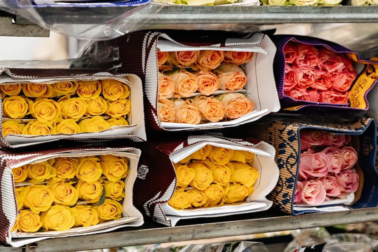 У игроков цветочного рынка ажиотаж – товар разбирают по пути на склад (фото) У игроков цветочного рынка ажиотаж – товар разбирают по пути на склад (фото)