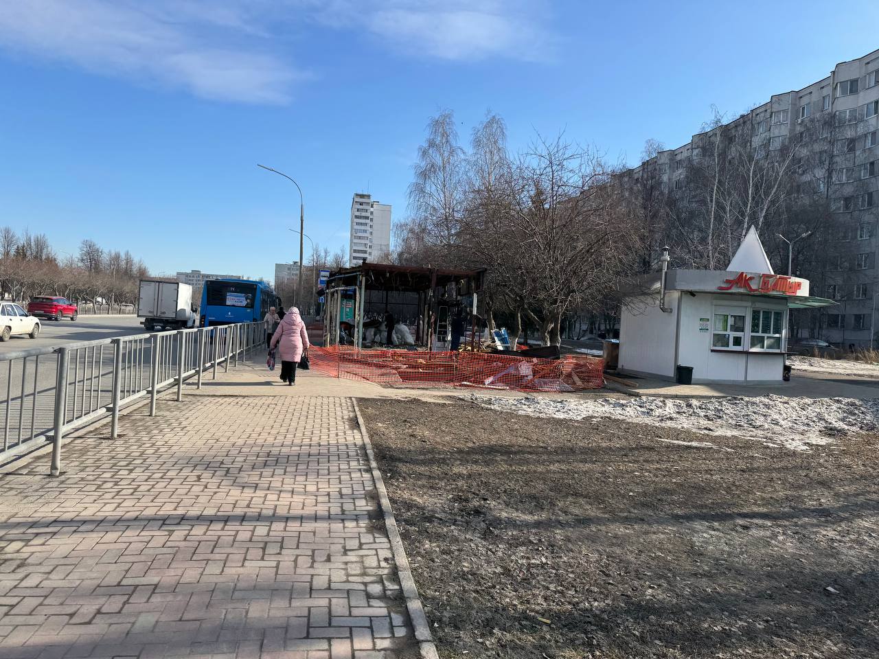 В Челнах сносят очередной «просроченный» павильон - с магазином «Планета цветов»