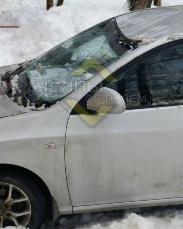 В Челнах упавшая с крыши снежная глыба разбила иномарку (фото)