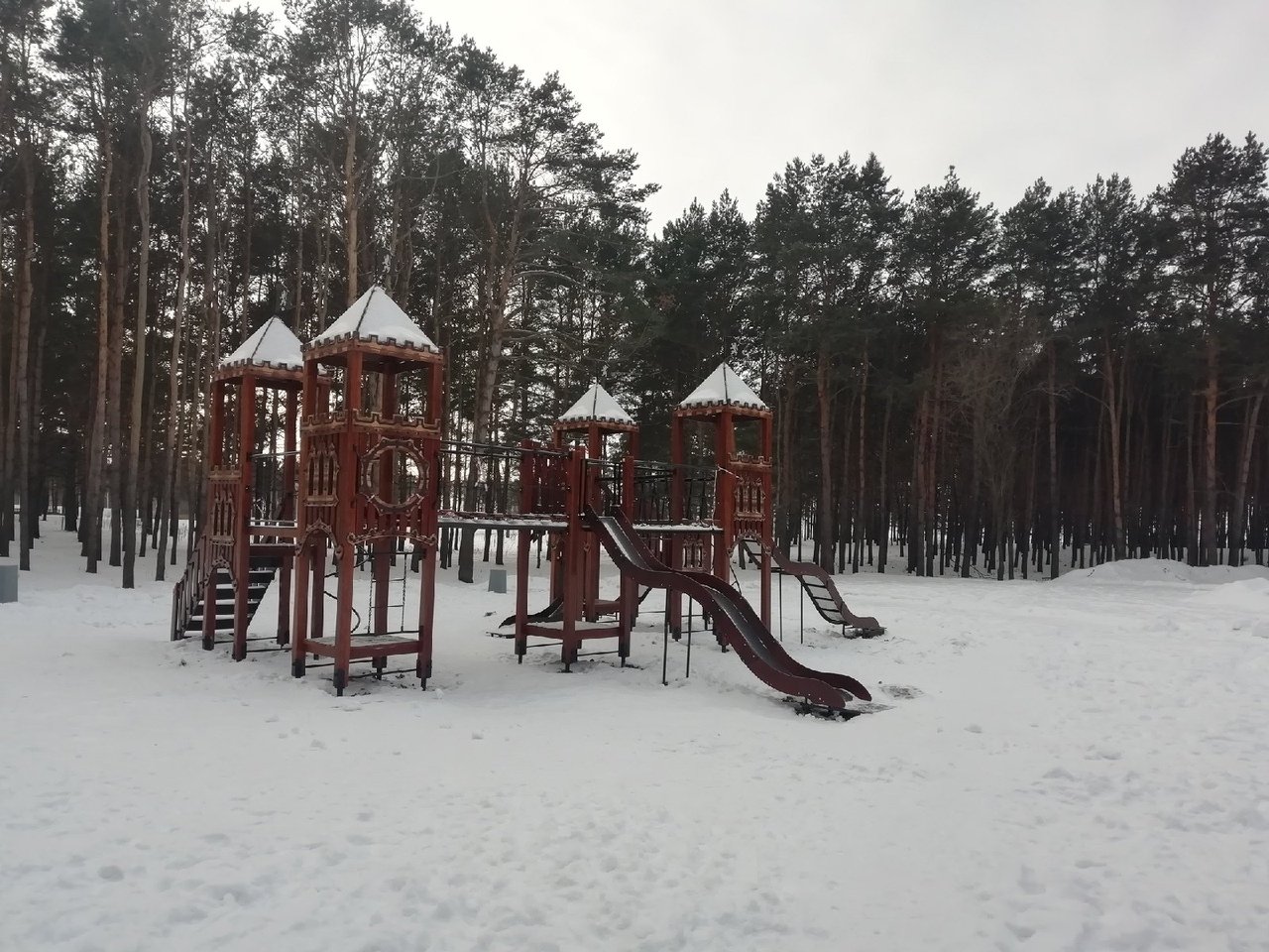 В парке на ГЭСе появилась входная группа, детские площадки и тренажеры (фото)