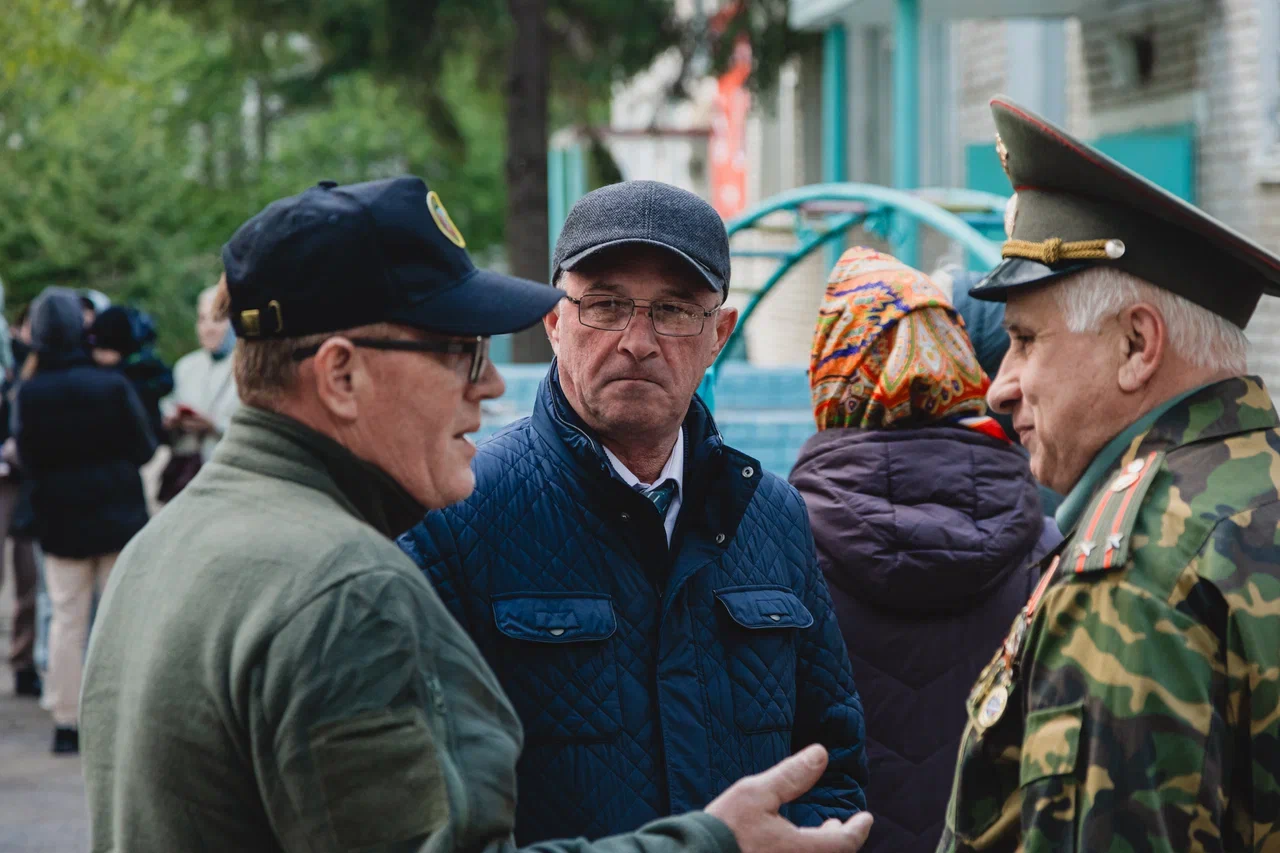 Рустам Гатин подарил музею СВО украинские учебники истории
