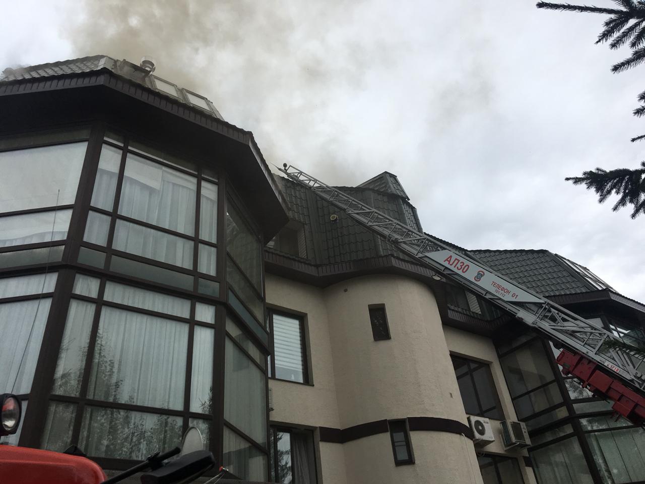 Пожар в элитном доме 12-го комплекса Челнов. Загорелась крыша (фото)