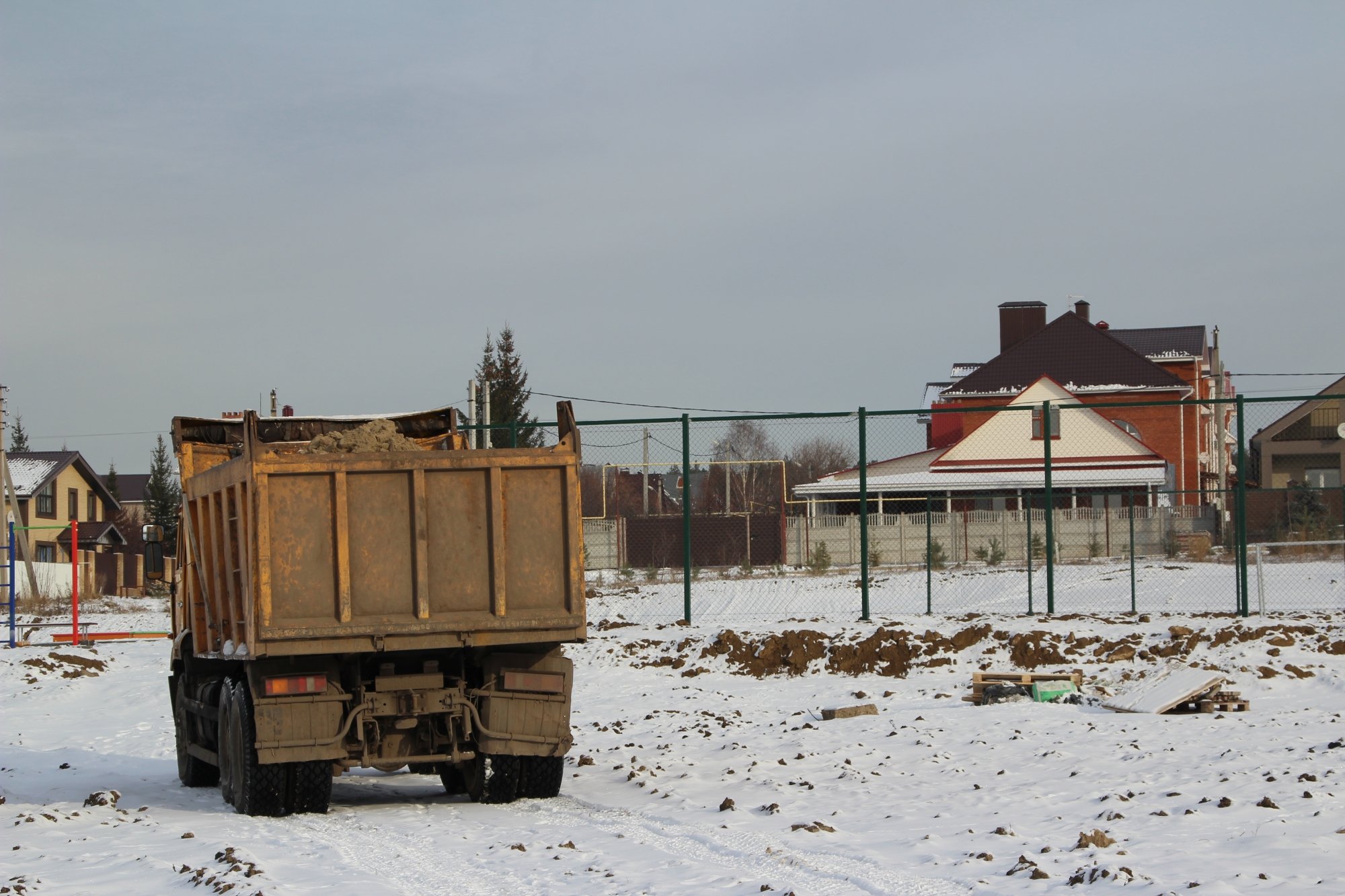 В 68-м комплексе убирают следы провальной стройки (фото)