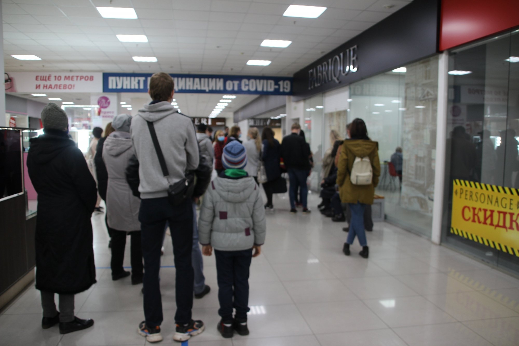 Работники рынков и торговых центров ринулись в «Омегу» за вакциной (фото)