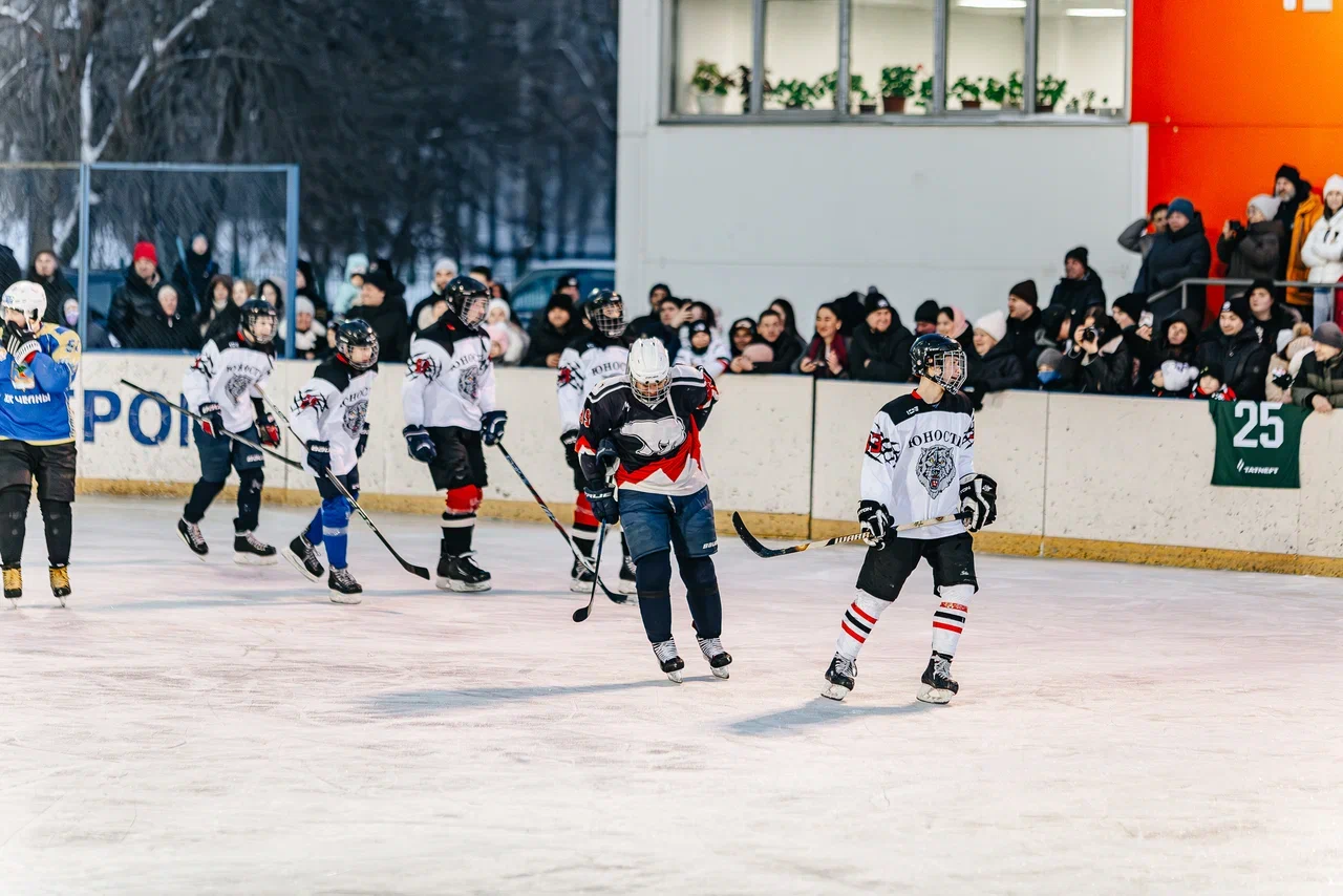 Фото: Данис Зарипов сыграл в дворовый хоккей с челнинскими детьми Фото: Данис Зарипов сыграл в дворовый хоккей с челнинскими детьми
