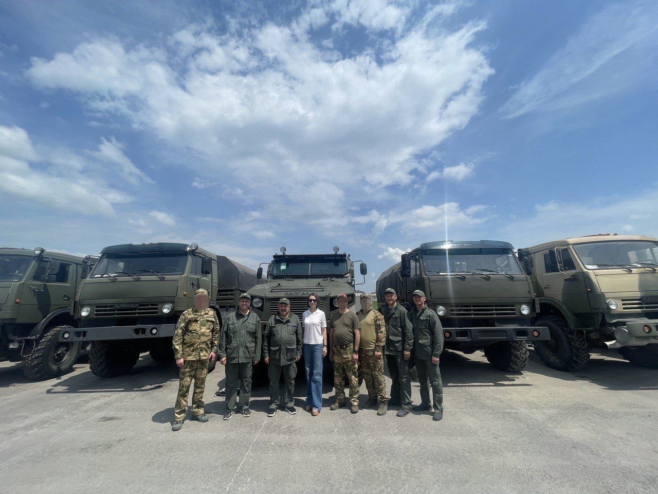 «КАМАЗ» передал девять грузовиков в воинские части