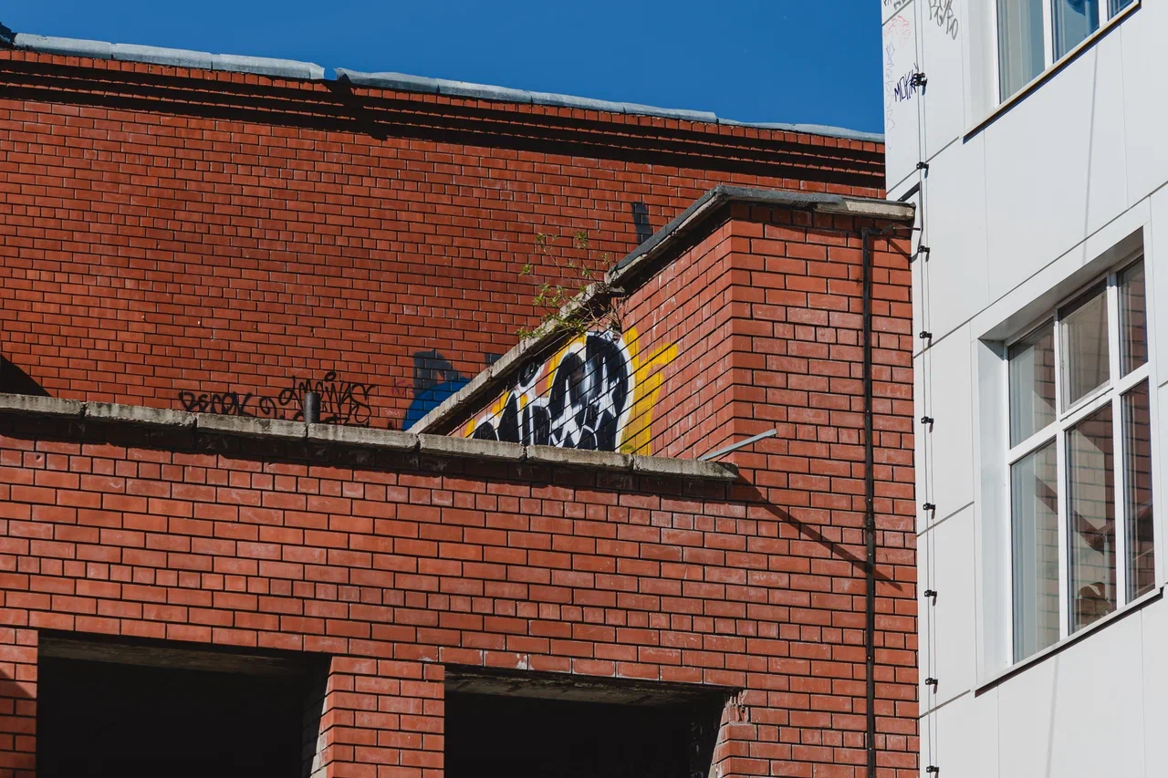 Фото: как здание, которое отдали городу под спорт, становится опасным долгостроем