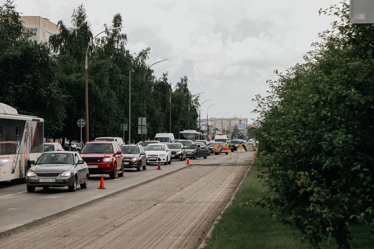 Фото: ремонт дороги затруднил движение на главной транспортной артерии Челнов
