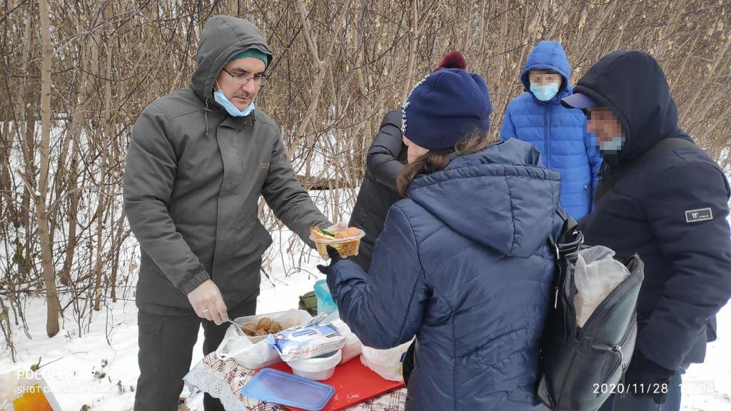 Владелец полевой кухни показал, как бесплатно кормит бездомных (фото)