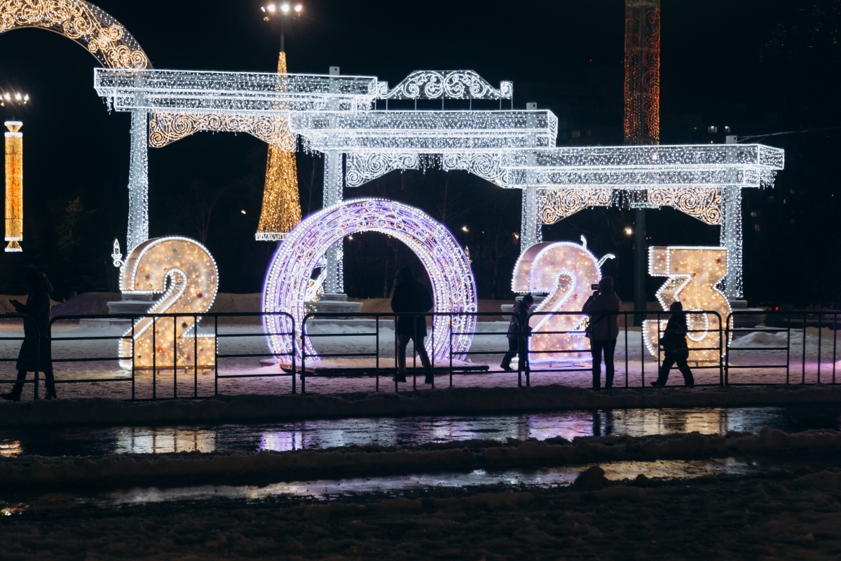 новогодние. дорожный знак авария. предновогодняя ночь. площадь азатлык набережные челны елка 2022. площадь азатлык набережные челны елка 2022.