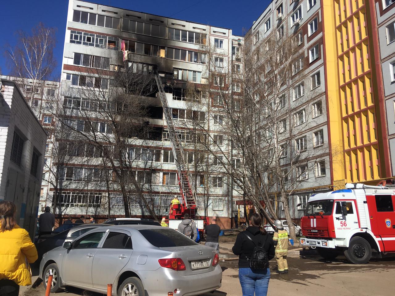 В Челнах страшный пожар в многоквартирном доме (фото, видео)