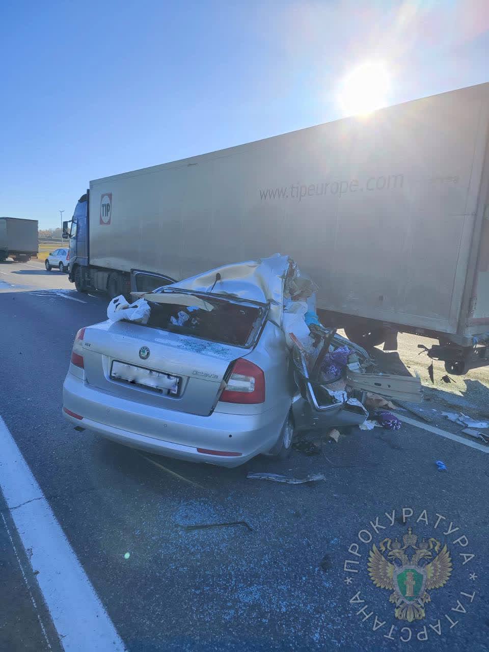 В Елабужском районе смертельное ДТП – легковая машина влетела в фуру В Елабужском районе смертельное ДТП – легковая машина влетела в фуру