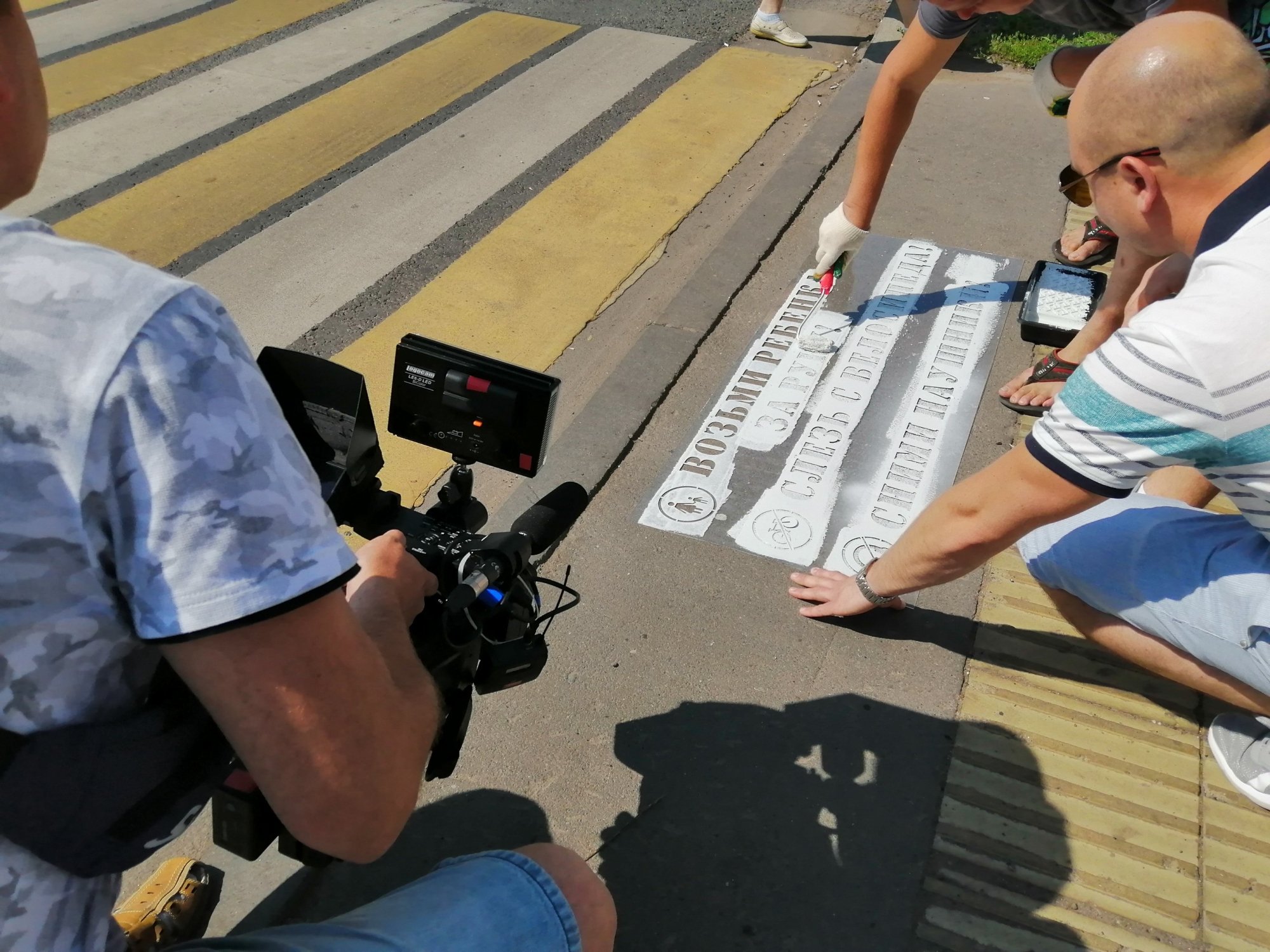 ГИБДД и активисты рисуют на тротуарах в Челнах надписи-предупреждения