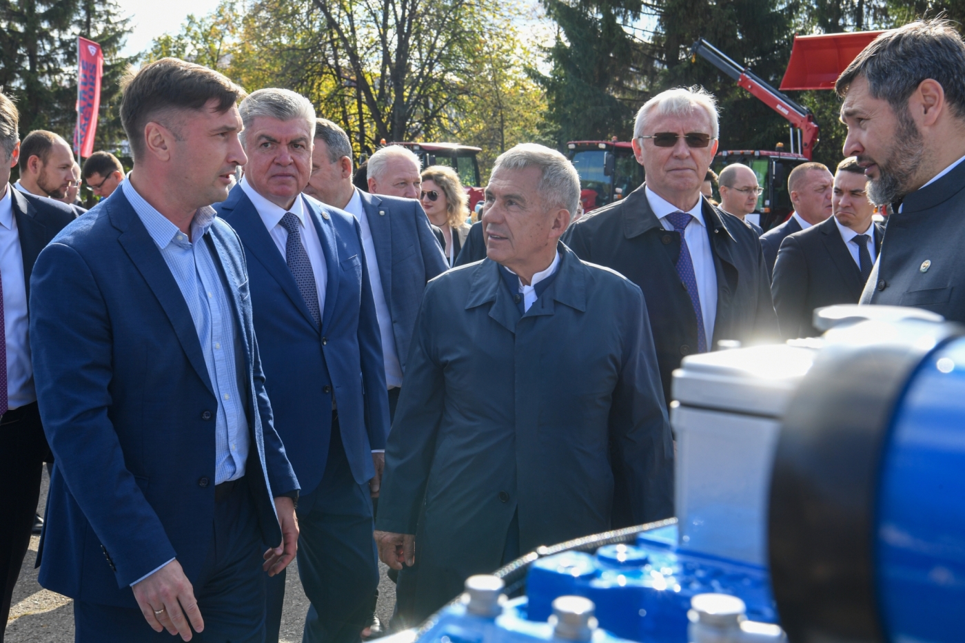 Минниханов в Челнах осмотрел выставку предприятий машиностроения (фото) Минниханов в Челнах осмотрел выставку предприятий машиностроения (фото)