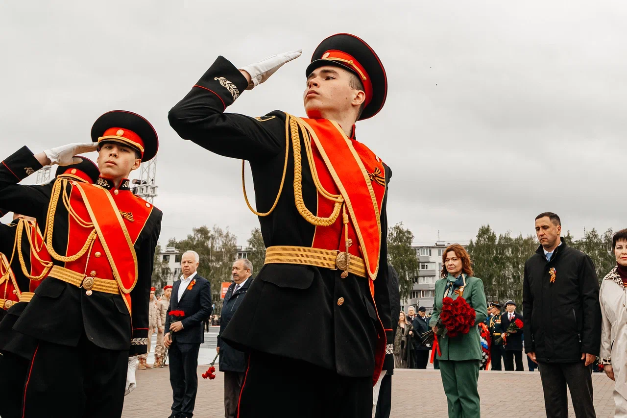 Силовики, депутаты и чиновники: как несли Вахту Памяти в Челнах (фото)