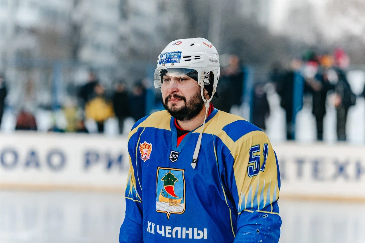 Фото: Данис Зарипов сыграл в дворовый хоккей с челнинскими детьми Фото: Данис Зарипов сыграл в дворовый хоккей с челнинскими детьми