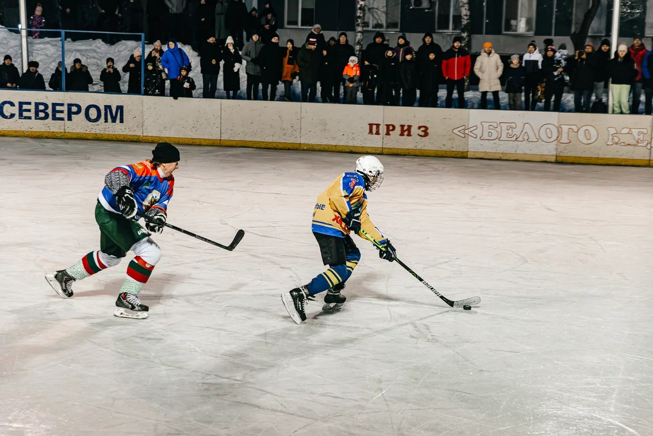 Фото: Данис Зарипов сыграл в дворовый хоккей с челнинскими детьми Фото: Данис Зарипов сыграл в дворовый хоккей с челнинскими детьми