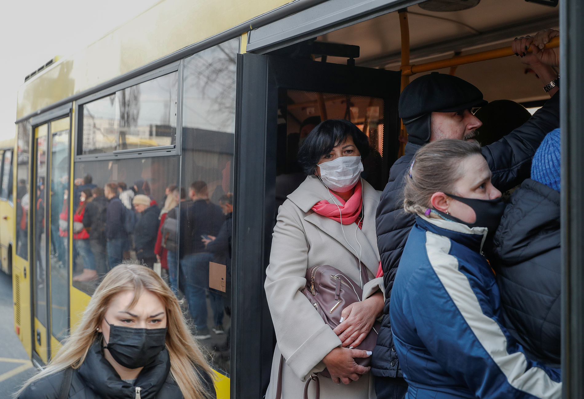 Люди в транспорте. Люди в масках в транспорте. Толпа людей в автобусе.