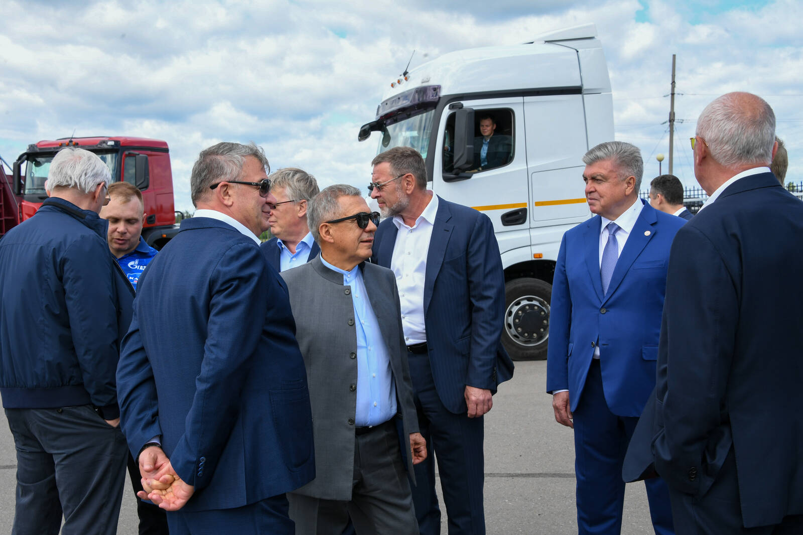 Новинки «КАМАЗа» показали Чемезову и Минниханову (фото) Новинки «КАМАЗа» показали Чемезову и Минниханову (фото)