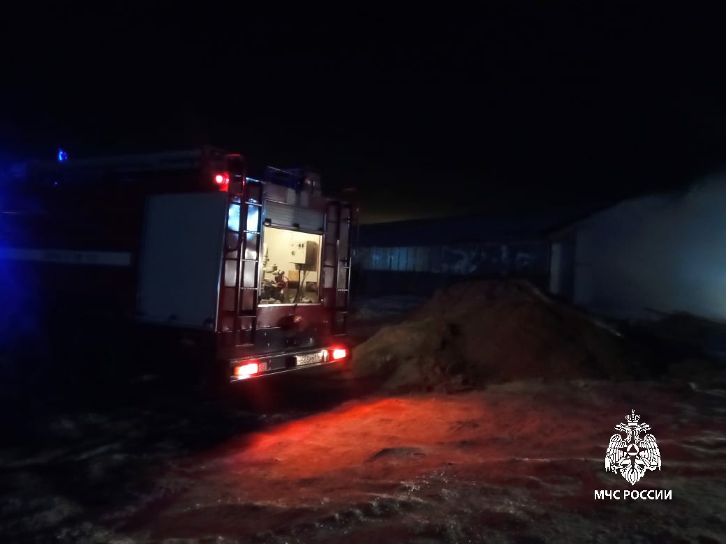 В Челнах недалеко от кладбища вспыхнул мебельный цех (фото)