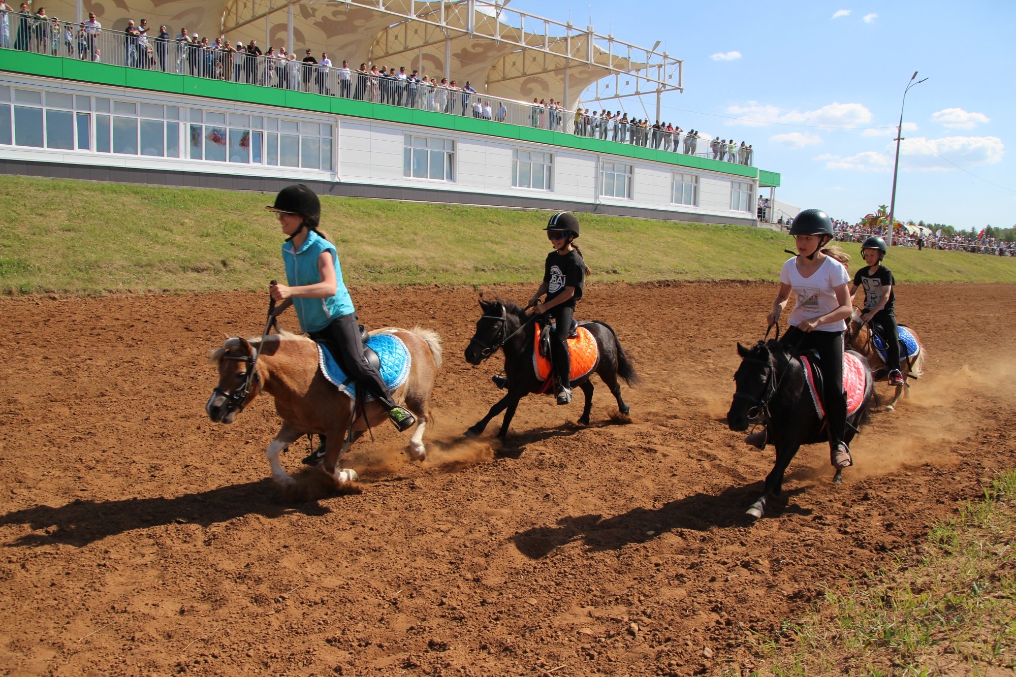 Скачки, «аударыш» и конкур: на ипподроме отпраздновали Сабантуй (фото)