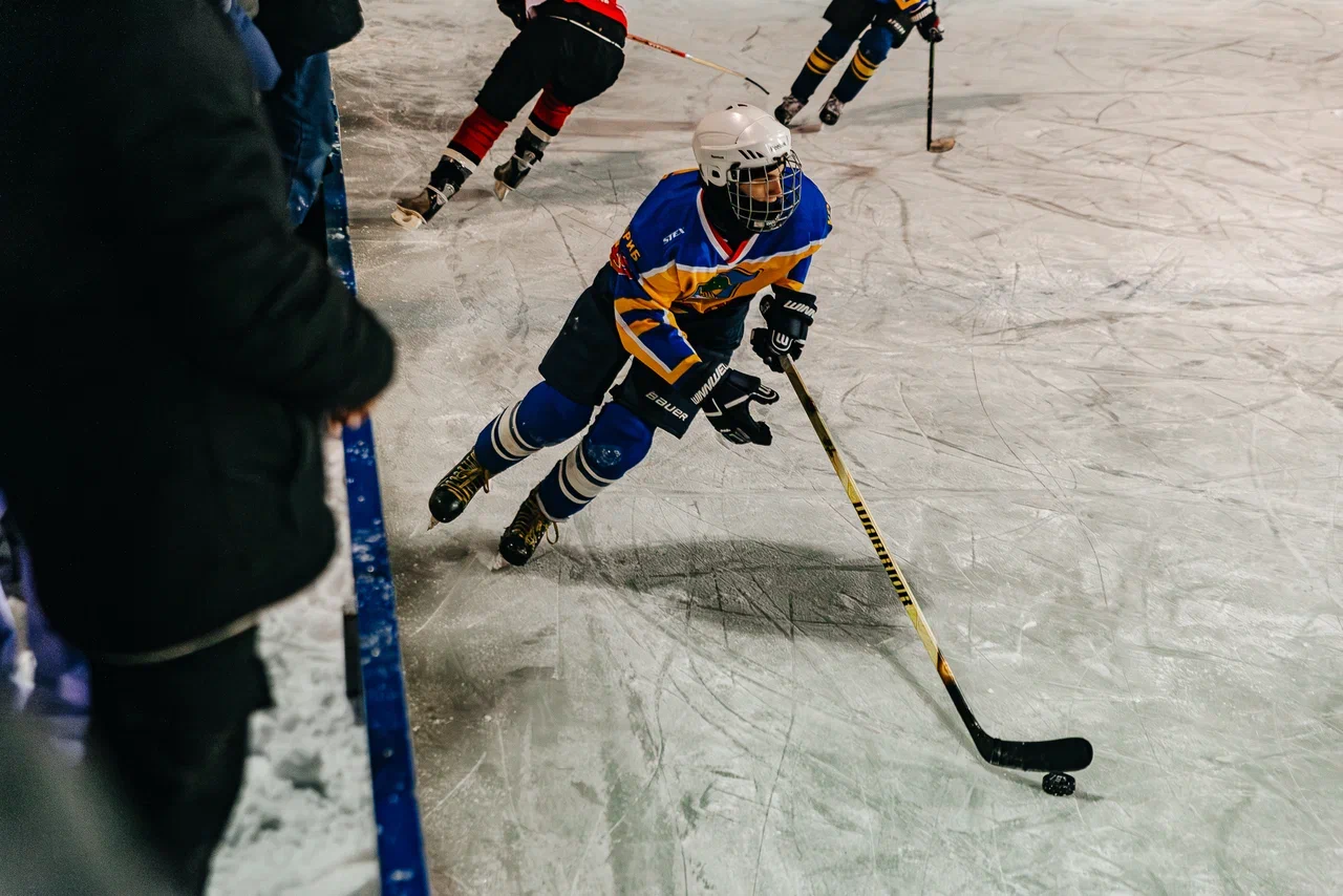 Фото: Данис Зарипов сыграл в дворовый хоккей с челнинскими детьми Фото: Данис Зарипов сыграл в дворовый хоккей с челнинскими детьми