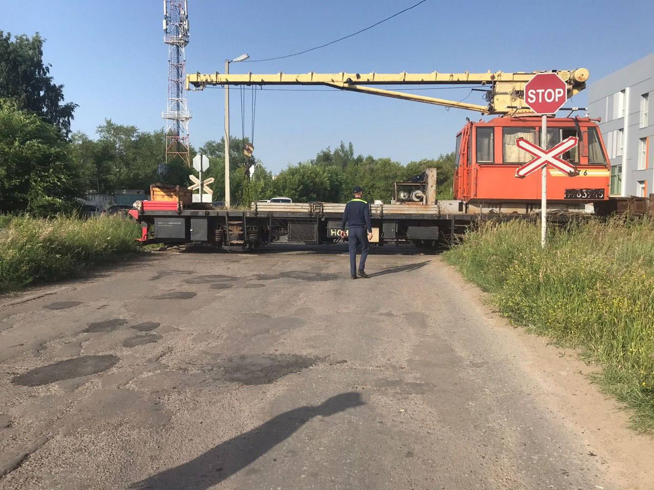 В Челнах авария на железнодорожных путях: машина влетела в мотовоз (фото)