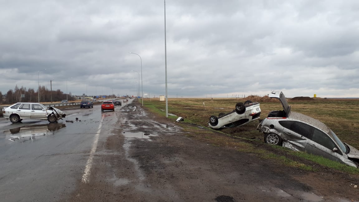 В массовом ДТП с тремя автомобилями тяжело пострадали жители Челнов