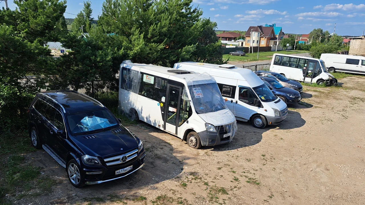 На земле под застройку у «Прибрежного» продолжает работать стоянка (фото)