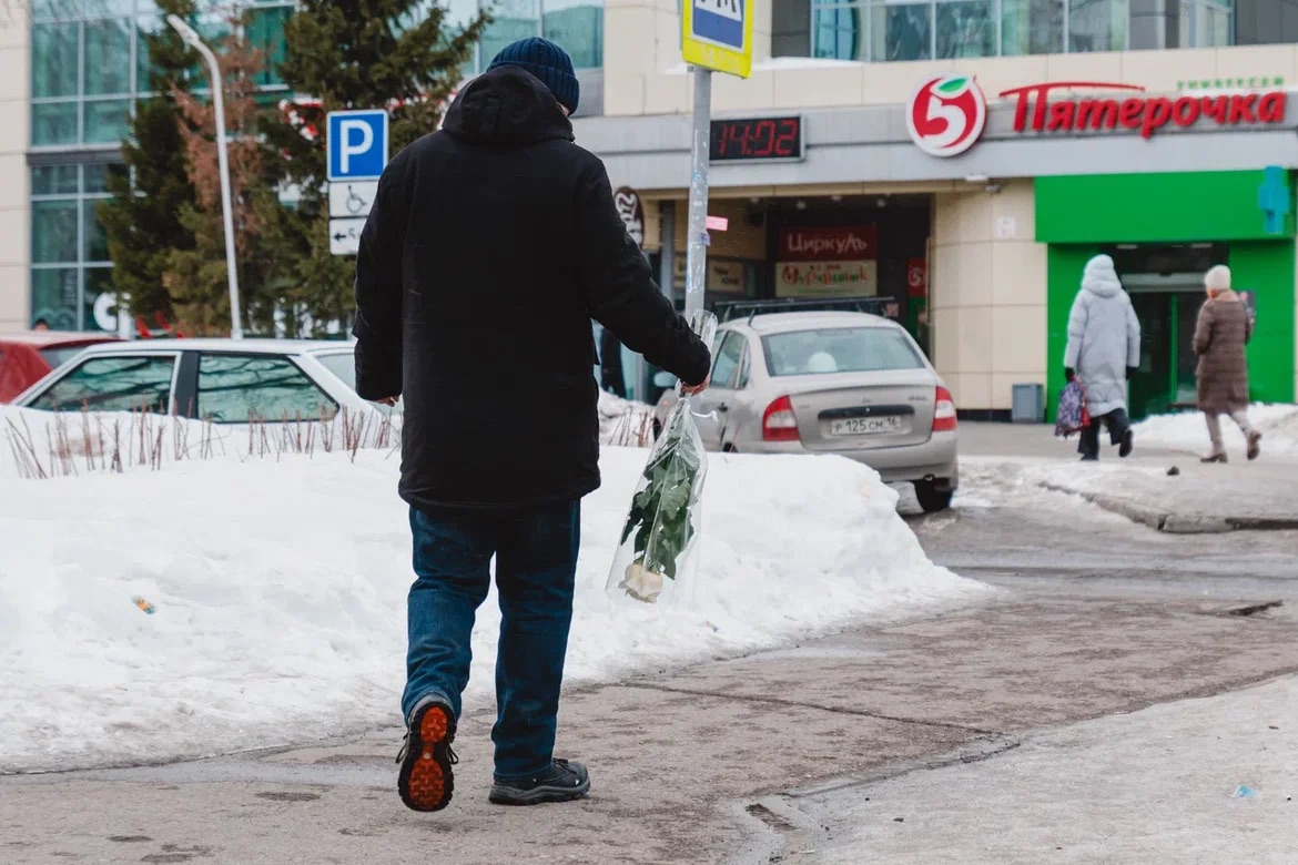 Фото: 8 марта, мужчины и цветы