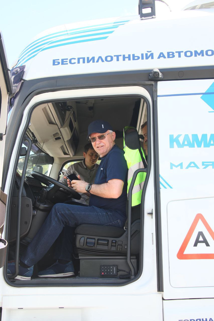 «КАМАЗ» опубликовал фотографии Когогина в кабине беспилотника - он едет на ПМЭФ