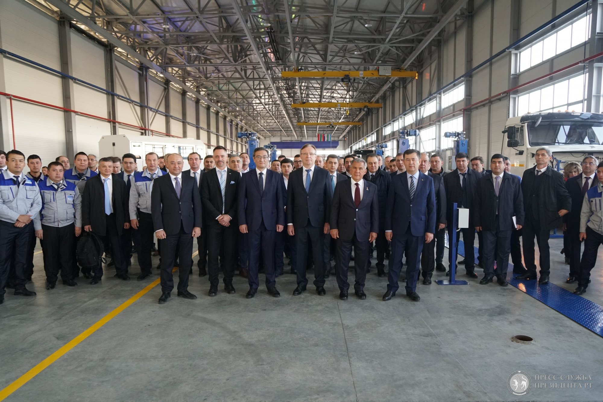 Рустам Минниханов открыл новую линию сборки «КАМАЗа» в Узбекистане