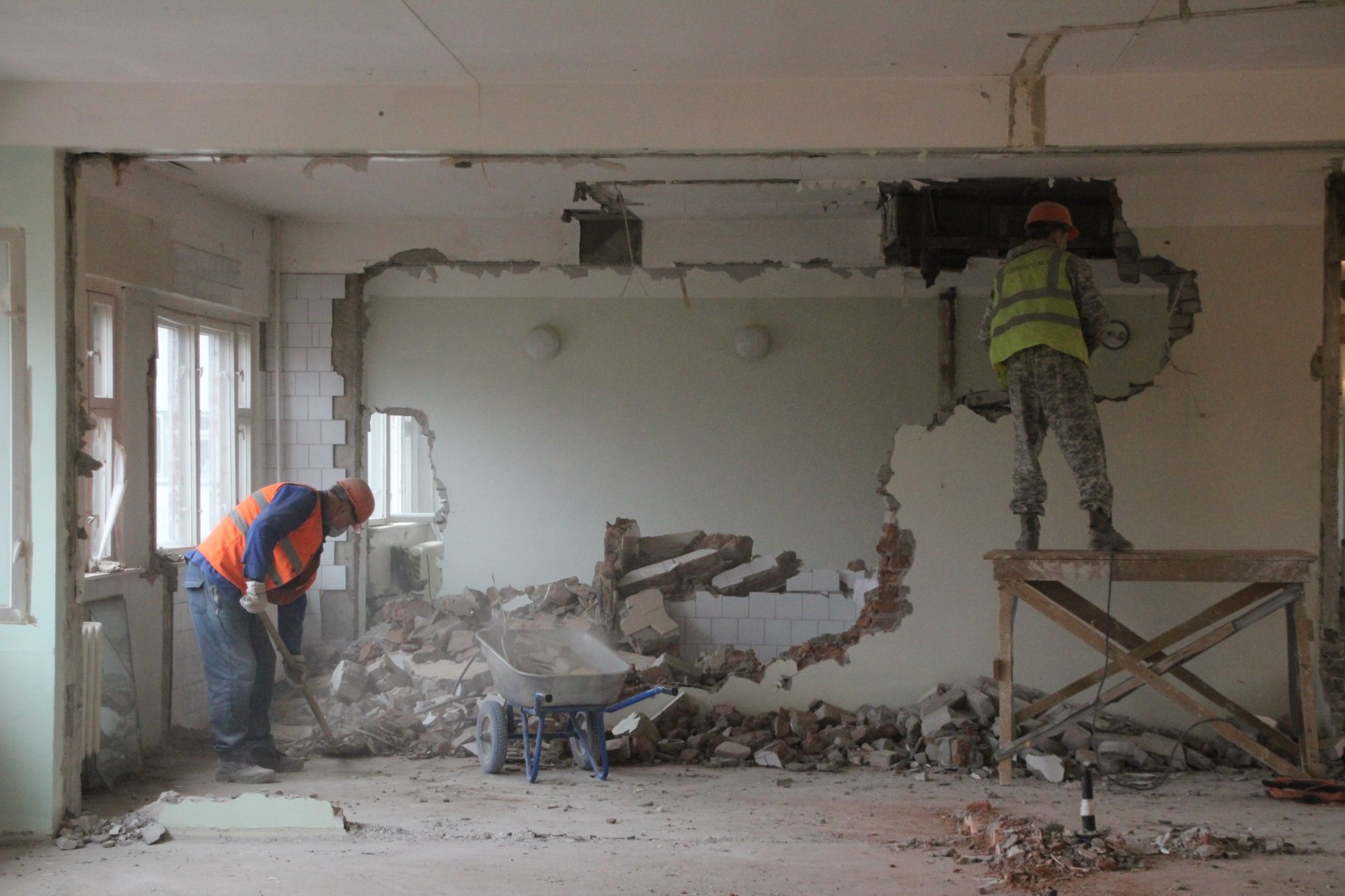 Фото: как идет ремонт самой «убитой» больницы Челнов
