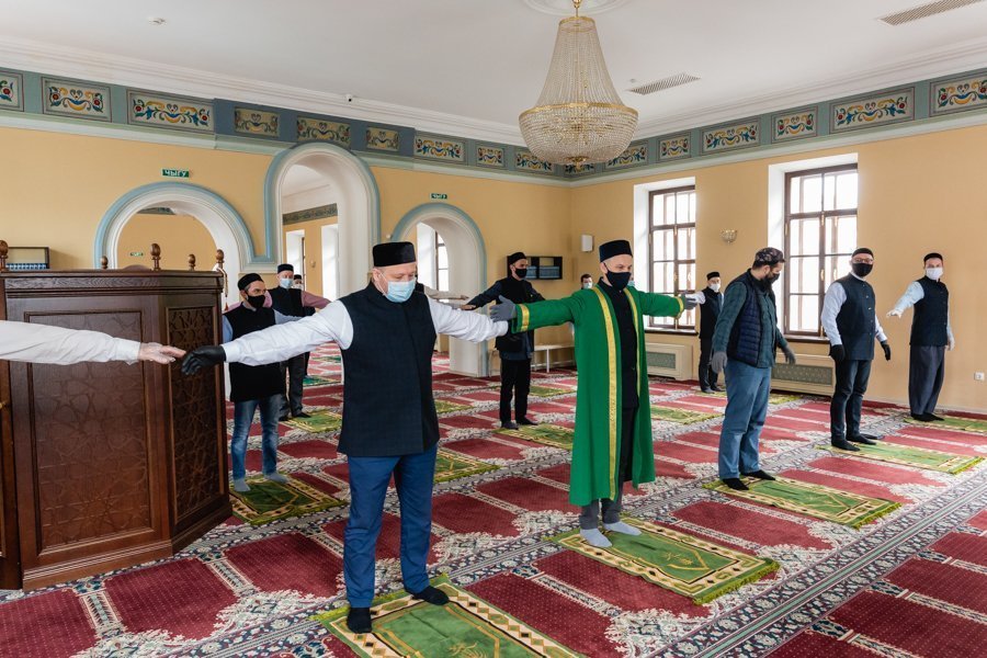 Храмы и мечети вышли из карантина: дезинфекция и свои молельные коврики  