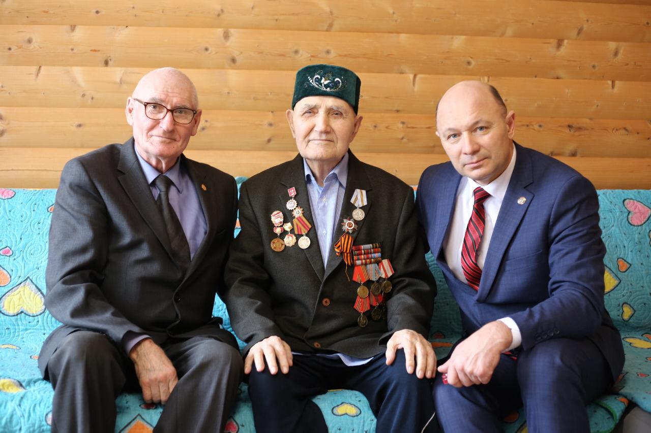 Камаев вручил юбилейные медали ветеранам Великой Отечественной войны 
