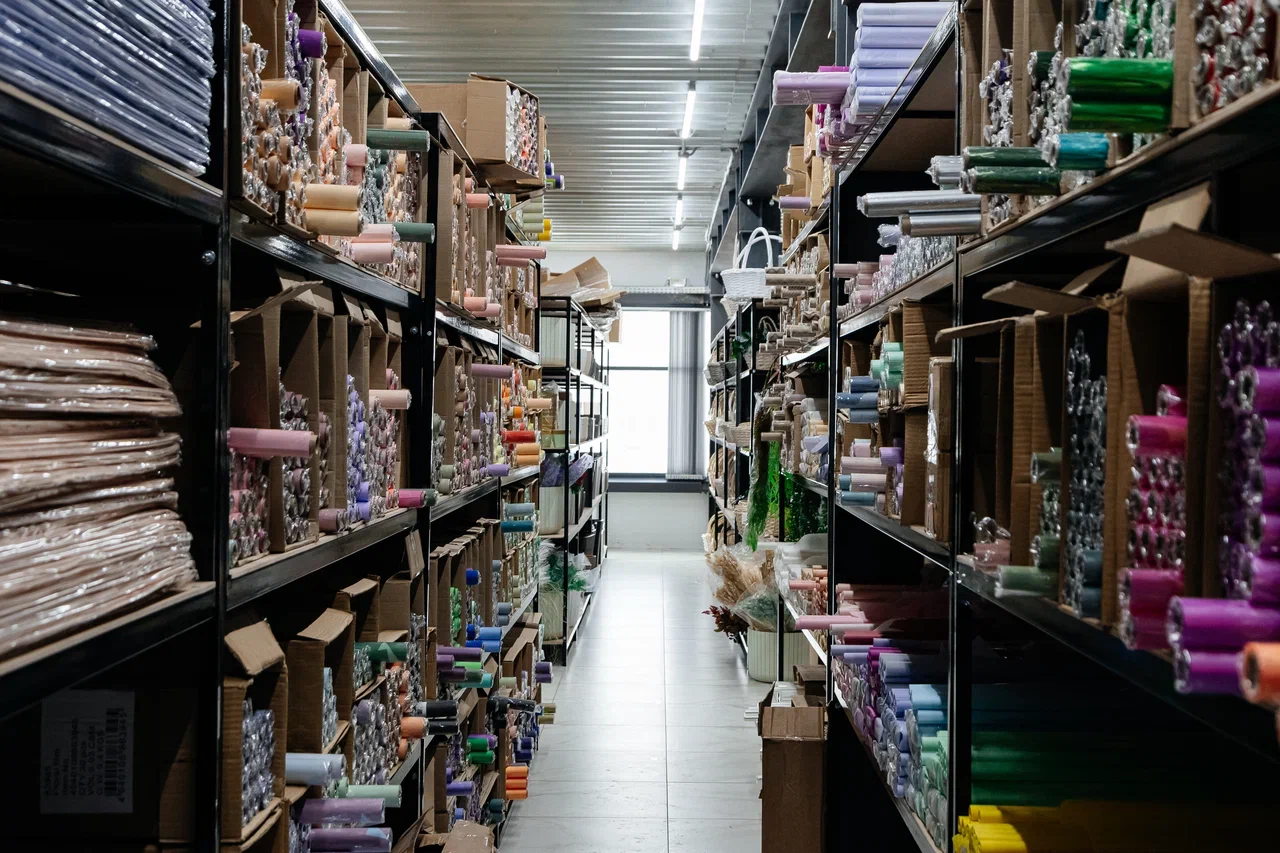 У игроков цветочного рынка ажиотаж – товар разбирают по пути на склад (фото) У игроков цветочного рынка ажиотаж – товар разбирают по пути на склад (фото)