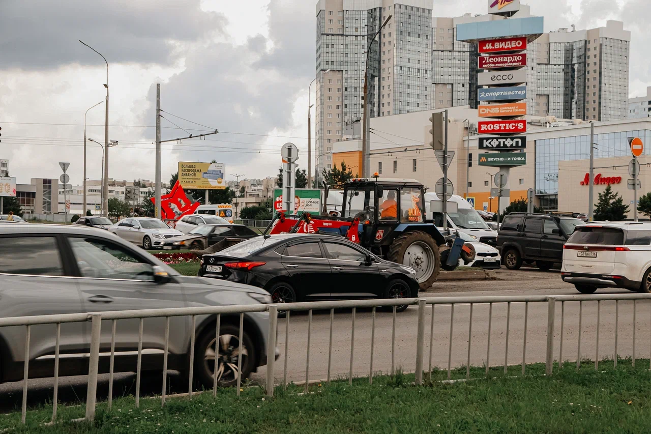 Фото: ремонт дороги затруднил движение на главной транспортной артерии Челнов