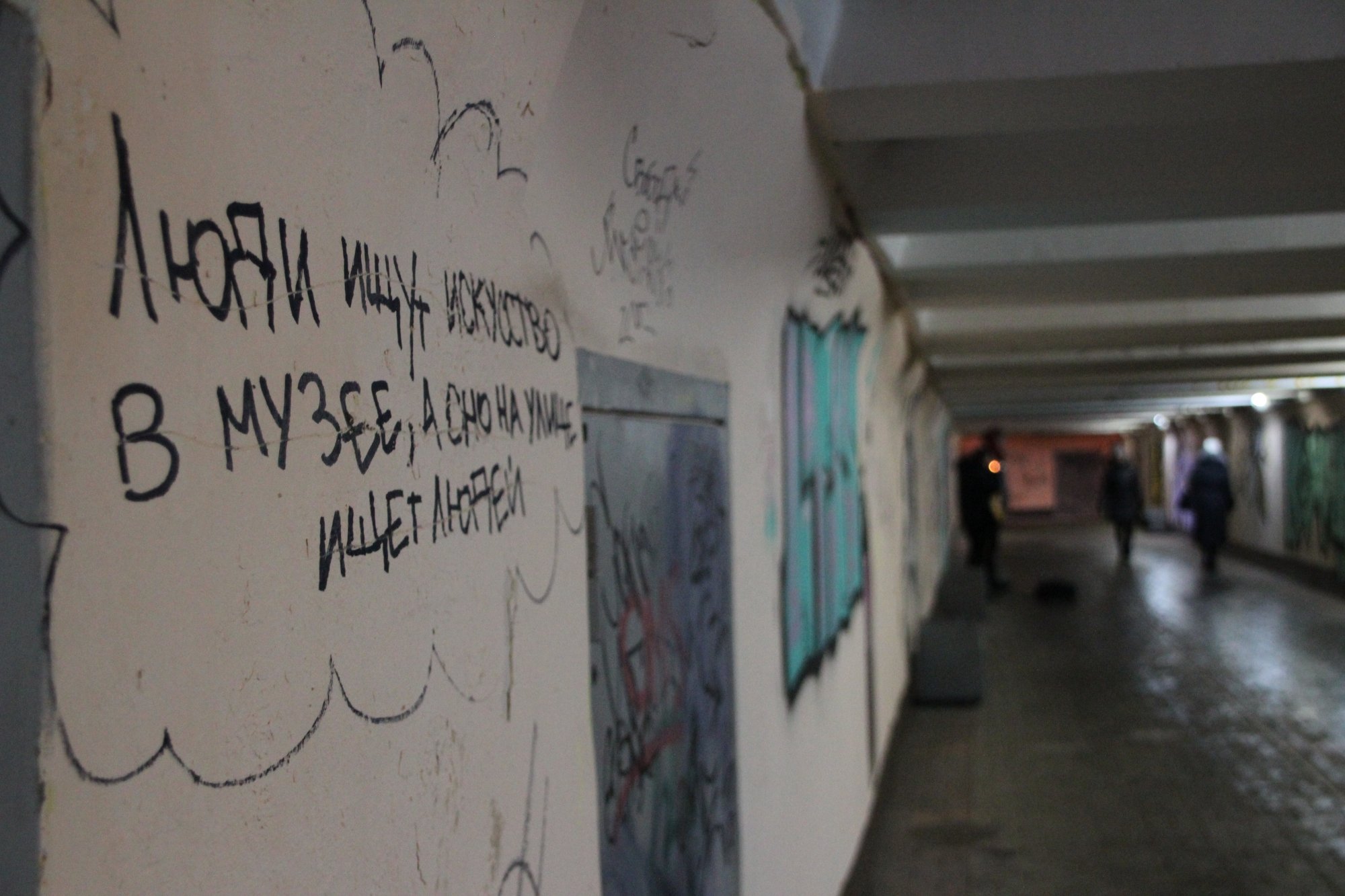 Вандалы не оставили «живого» места в подземке на «Медгородке» (фото)