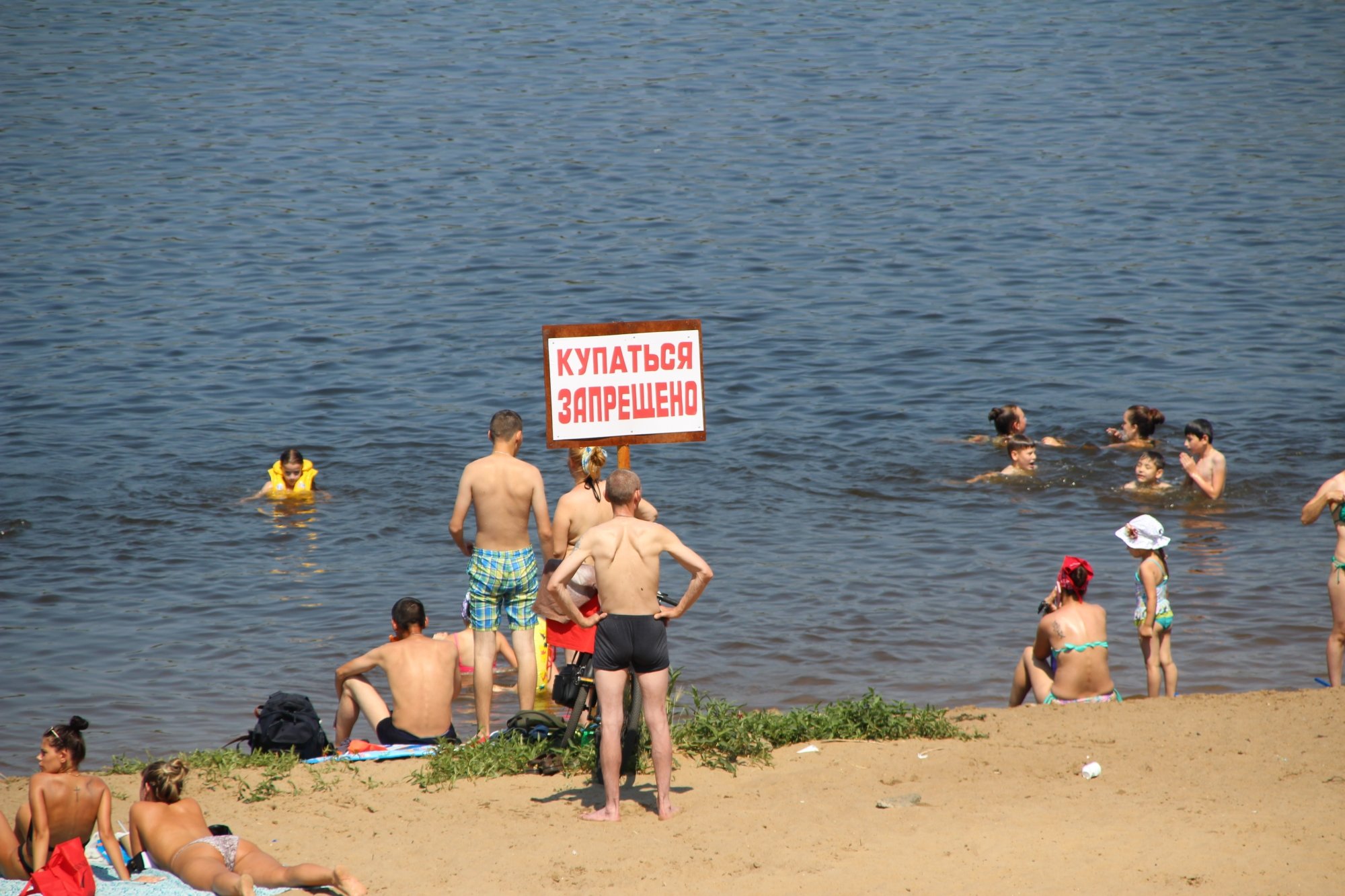 Челны нелегально открыли пляжный сезон: «Людей удержать сложно» (фото)