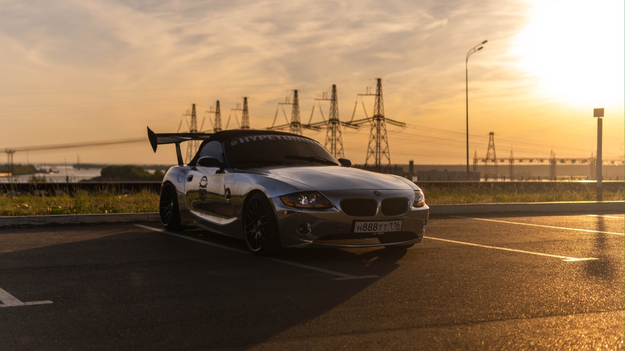 Челнинская певица показала, чем чистит серебристый BMW от снега, когда нет щетки