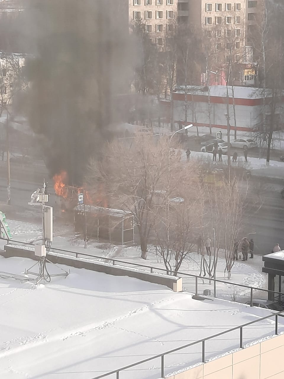 В Челнах около остановки «Театр кукол» дотла выгорела маршрутка (видео)