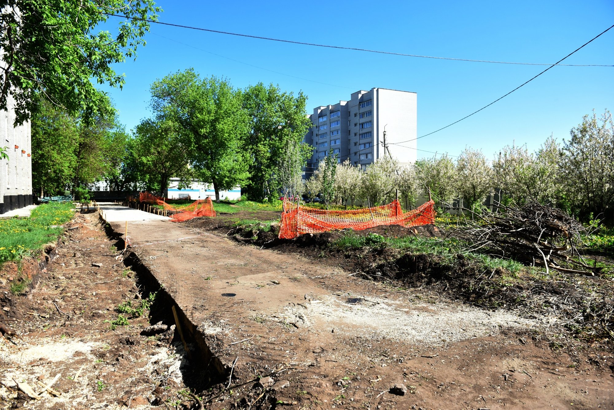 Магдеев проинспектировал выполнение работ по программе «Наш двор» в Челнах 