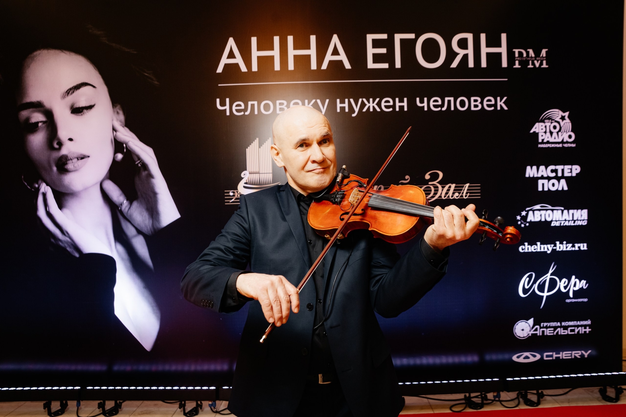 Стихи и диалог с публикой: чем запомнится поэтический вечер Анны Егоян в Челнах